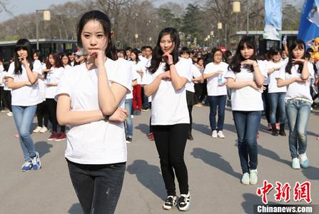 黄奕看望英国留学女儿，黄芊玲抱着妈妈眼含泪光